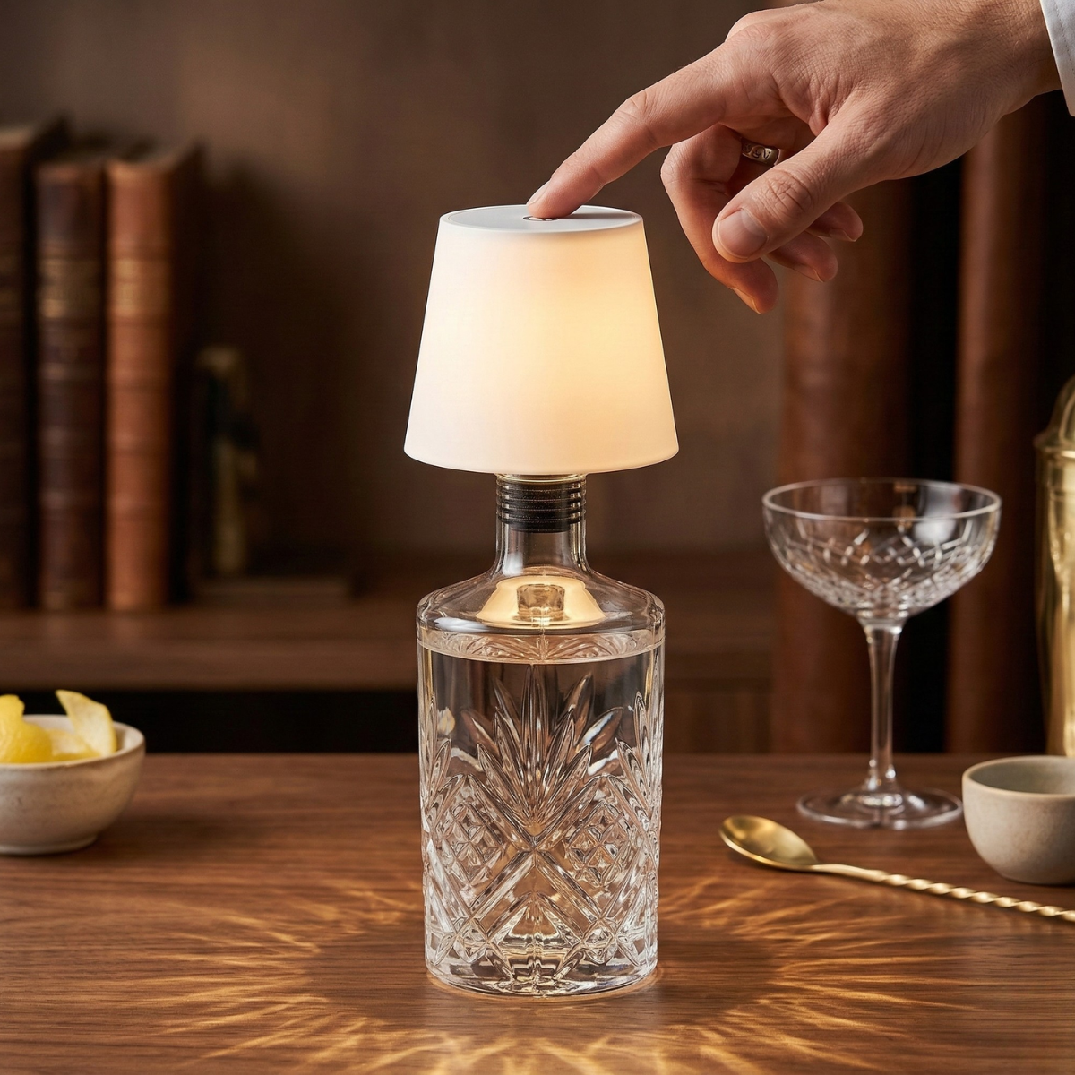 Luminova™ – Wireless bottle light with USB-C
