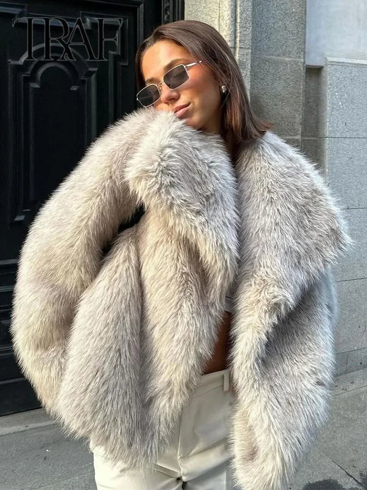 Layla Cozy Coat – Warm and Stylish Fur-Trimmed Outerwear